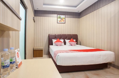 Gubeng Hotel | OYO 164 Ang's Residence