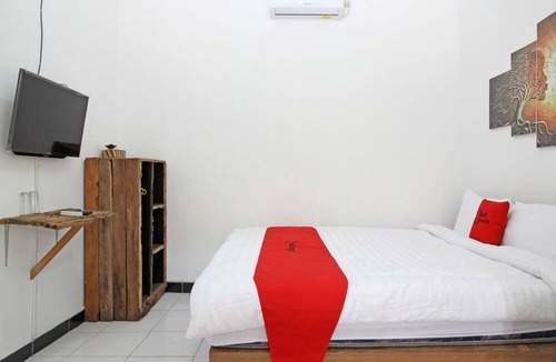 Mertoyudan Hotel | RedDoorz Syariah near Akmil Magelang