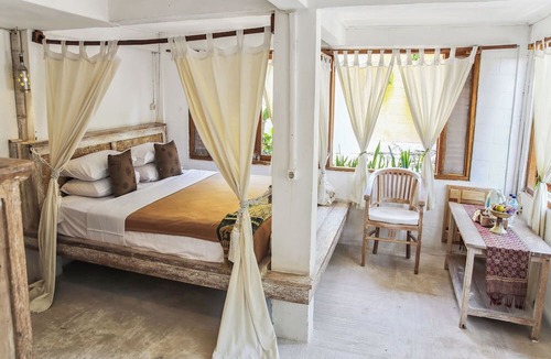 Mondu Bed & Breakfast | Cemara Beachfront Suite