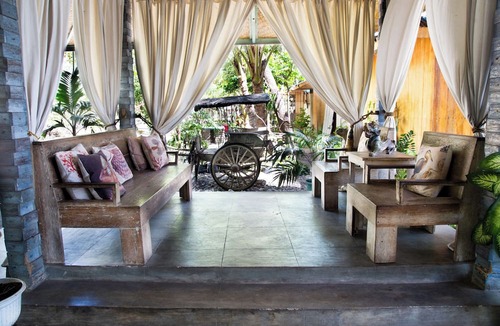 Mondu Bed & Breakfast | Cemara Beachfront Suite