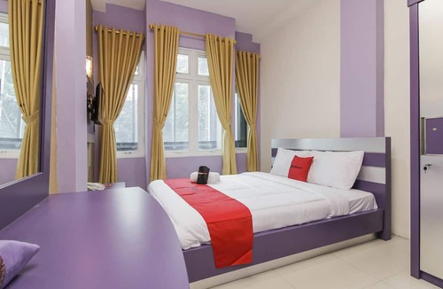 Bekasi Timur Hotel | RedDoorz Plus near Stasiun Bekasi