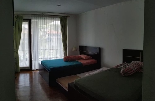 Cipanas Villa | Villa Pinggir Danau Puncak for 30 pax