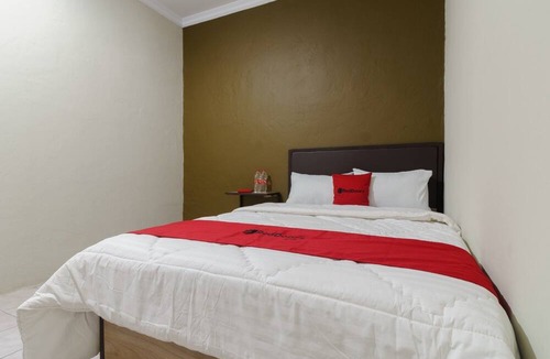 Karawang Timur Hotel | RedDoorz near Cikampek Mall Karawang