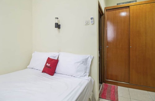 Semanggi Hotel | RedDoorz Plus near Ciputra World Kuningan 2