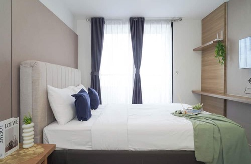 Panunggangan Utara Apartment | Chic Brown Touch Studio At Apartment Collins Boulevard
