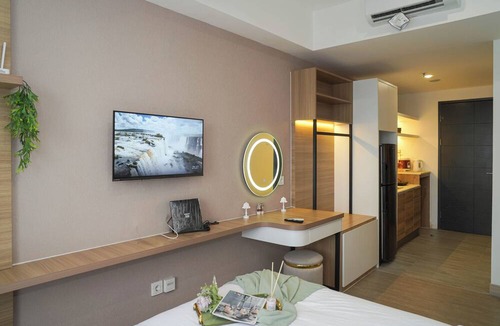 Panunggangan Utara Apartment | Chic Brown Touch Studio At Apartment Collins Boulevard