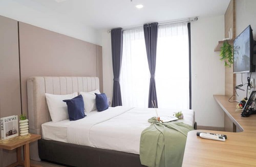 Panunggangan Utara Apartment | Chic Brown Touch Studio At Apartment Collins Boulevard