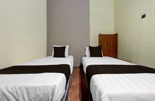 Semarang Utara House | Chic Deluxe Twin Comfort Stay w/Free Wifi
