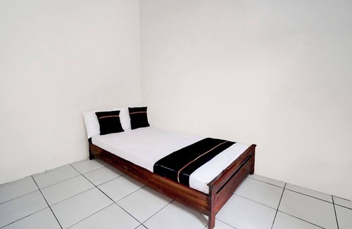 Siwalankerto Hotel | OYO 95041 Griya Indah Homestay