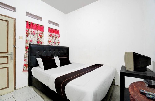 Cisarua Hotel | OYO 95065 Villa Ade