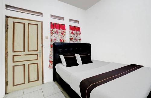 Cisarua Hotel | OYO 95065 Villa Ade