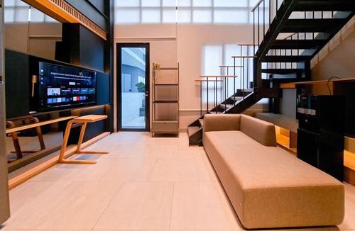 Pinang Apartment | Industrial Modern 1Br Loft At Apartment Collins Boulevard