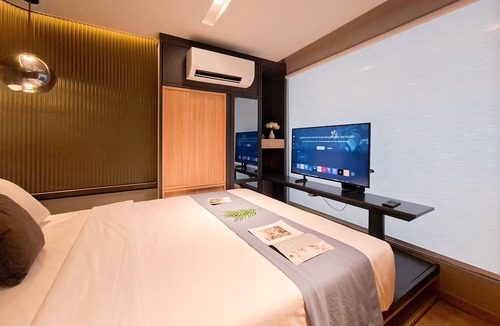Pinang Apartment | Industrial Modern 1Br Loft At Apartment Collins Boulevard