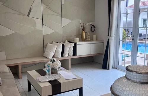 Pagedangan House | Suite Room by Echa at Alesha House