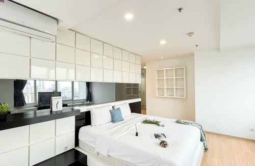 Senayan Apartment | Spacious Luxury 2Br Apartment With Extra Room At Fx Residence