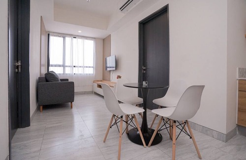 Pinang Apartment | Good and Cozy 2BR at Collins Boulevard Apartment