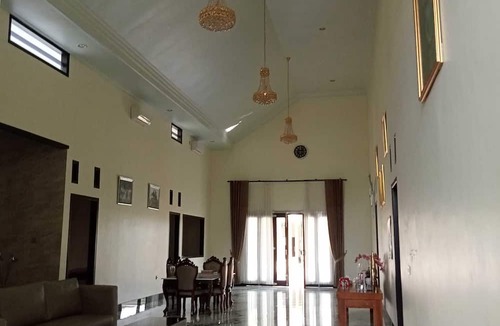 Jember Hotel | EXPRESS O 91708 Rumah Sriwijaya 12a Syariah