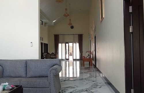 Jember Hotel | EXPRESS O 91708 Rumah Sriwijaya 12a Syariah