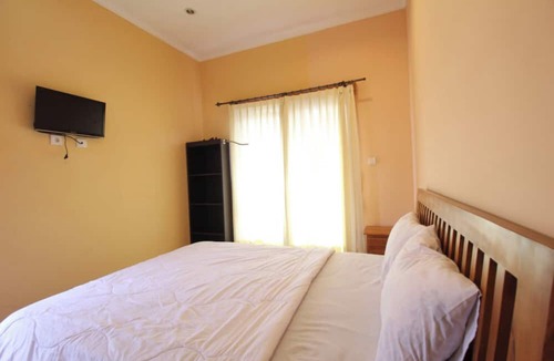 Mekar Bhuwana Hotel | Capital O 94011 Binhari Guest House
