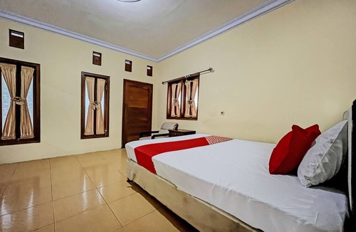 Mojokerto Hotel | OYO 93422 Villa Tirto