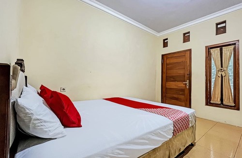 Mojokerto Hotel | OYO 93422 Villa Tirto