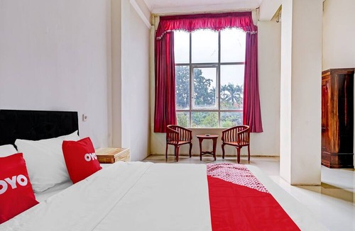 Dinoyo Hotel | OYO Life 90544 Grand Redisa