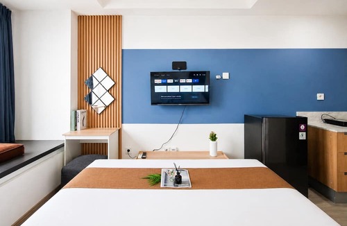 Panunggangan Utara Apartment | Chic Blue Tinted Studio Room At Apartment Collins Boulevard