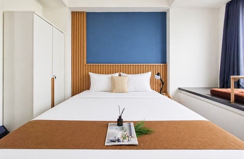 Panunggangan Utara Apartment | Chic Blue Tinted Studio Room At Apartment Collins Boulevard