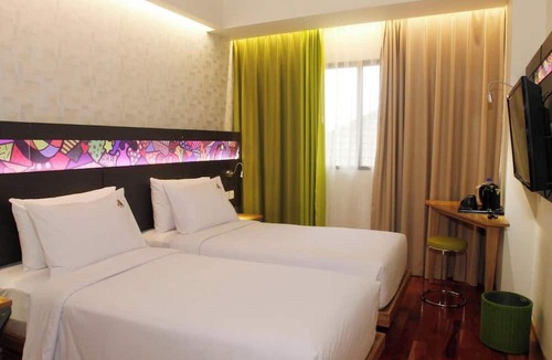 Gubeng Hotel | MaxOneHotels at Dharmahusada - Surabaya