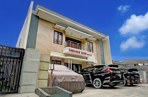 Surabaya House | Cozy Twin Escape with Free WiFi and Parking