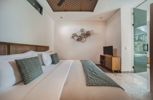 Dewi Sri Hotel | Romantic 3 Bedroom Villa Legian