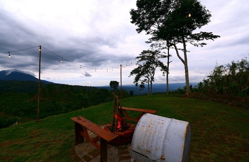 Gobleg Cabin | Mountain View! 1BR Tent in Buleleng