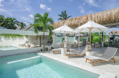Batu Bolong Villa | Villa Nair NEW stylish 3BR Canggu with large pool, projector & green field view