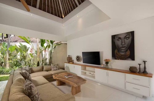 Tumbak Bayuh House | 4 bdr Jungle Oasis in Pererenan