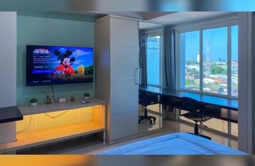 Siwalankerto Apartment | The Square - Studio 2in1 for 2 - Apartemen Service - Netflix & WiFi - Near Kampus Petra