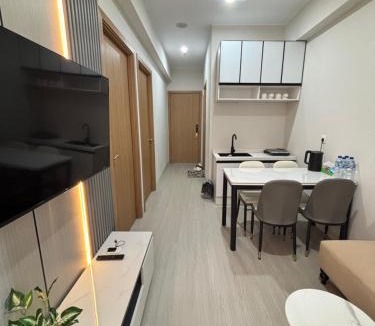 Lubuk Baja Apartment | Family 2BR Apartment 2 Queen Beds Near Mall