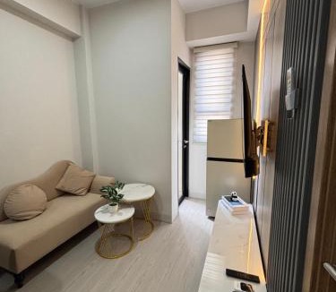 Lubuk Baja Apartment | Family 2BR Apartment 2 Queen Beds Near Mall