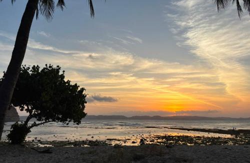 Jerowaru House | Bale Inn Ekas Lombok, walk to the wave
