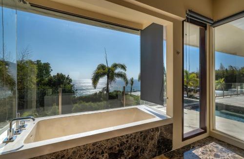 Uluwatu Villa | Anugrah - Iconic 8BR Cliff Villa with Jacuzzi, Sauna & Cinema