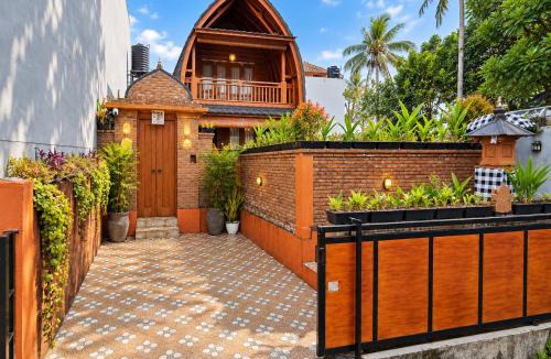 Tabanan Villa | Gubug Kayu Villa with Rice Field View