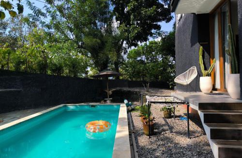 Srimulyo Villa | Guru Giri Forest 2BR Pool Access with Breakfast