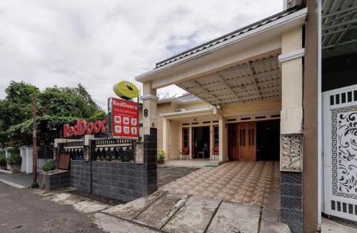 Kalimalang House | RedDoorz Syariah near Grand Kota Bintang