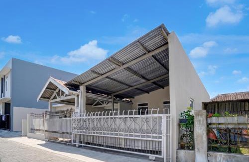 Dinoyo Hotel | OYO 95235 Griya Manisa Homestay Syariah