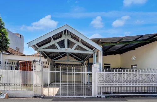 Dinoyo Hotel | OYO 95235 Griya Manisa Homestay Syariah