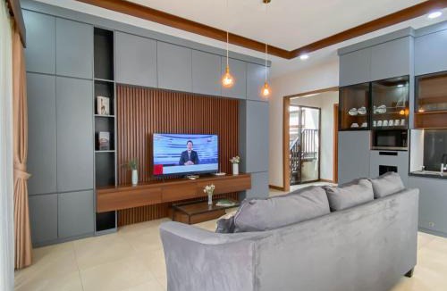 Ciawi Villa | Spacious and Comfy 3BR 6 pax at Vimala Hills Villa By Travelio