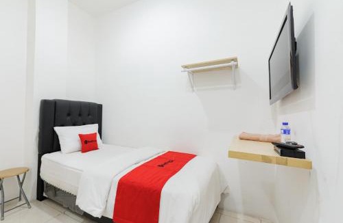 Palembang Hotel | RedDoorz at Jalan Bangau Palembang