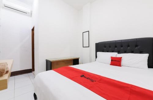 Palembang Hotel | RedDoorz at Jalan Bangau Palembang