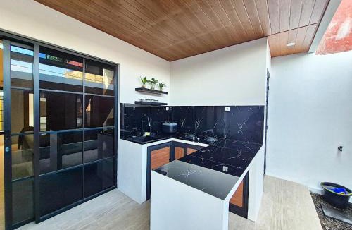 Bangunjiwo Villa | Villa Bangunjiwo by Yustien Homestay - Entire House 4 Beds