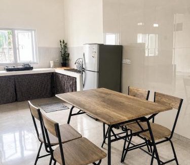 Jimbaran Bay House | Guesthouse walking distance to Beach with share kitchen