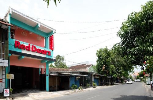 Mojokerto Hotel | RedDoorz near Sunrise Mall Mojokerto